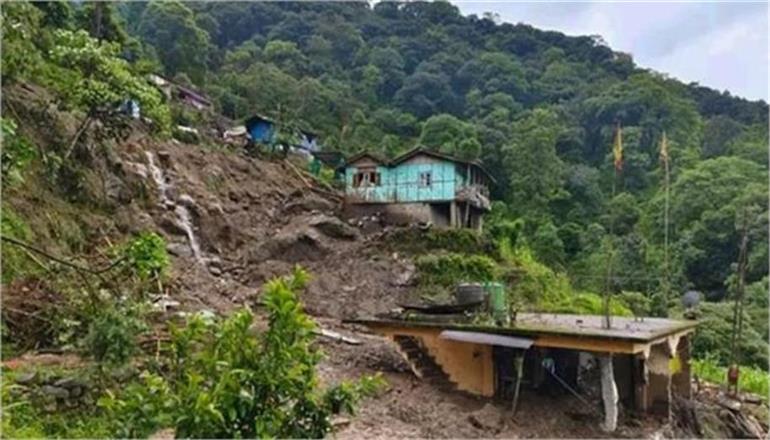 पहाड़ों पर पसरा मातम: सिक्किम में लैंडस्लाइड से 4 लोगों की गई जान, 3 लापता, मौसम विभाग ने दी भारी बारिश की चेतावनी