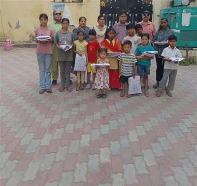 भारतीय एकता मंच ने आज 1 मार्च 2025  मजदूर दिवस पर गरीब जरूरतमंद बच्चों को काफी किताबें देते हुए