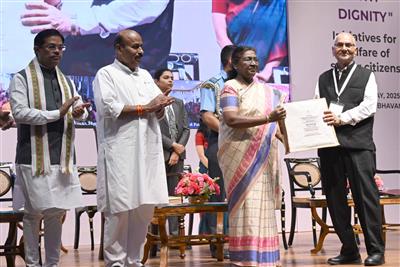 राष्ट्रपति द्रौपदी मुर्मु ने कहा- ‘वरिष्ठ नागरिक अतीत से जुड़ने की कड़ी और भविष्य के मार्गदर्शक होते हैं’ 