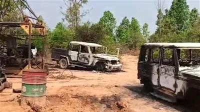 नक्सलियों ने 8 वाहनों को किया आग के हवाले