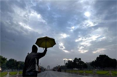 Himachal Weather: मौसम का बदला मिजाज, लाहौल की चोटियों पर हल्की बर्फबारी, इस दिन तक बारिश की संभावना