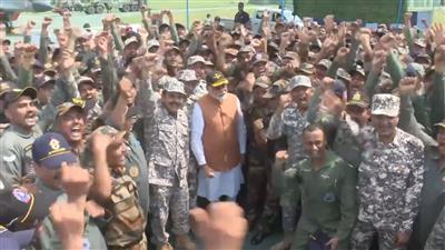 प्रधानमंत्री नरेंद्र मोदी ने आज अचानक आदमपुर एयरबेस का किया दौरा ।
