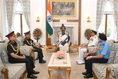 तीनों सेनाध्यक्षों और सीडीएस ने राष्ट्रपति मुर्मु को दी ‘ऑपरेशन सिंदूर’ की जानकारी