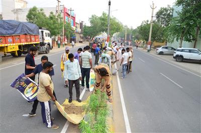 शाह सतनाम जी मार्ग पर डेरा सच्चा सौदा की साध संगत ने चलाया सफाई अभियान 