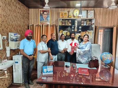 बाबा सरसाईनाथ बुक बैंक ने गांव पनिहारी स्कूल में वितरित की स्टेशनरी