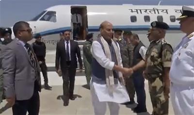 रक्षा मंत्री राजनाथ सिंह पहुंचे भुज एयरबेस, वायुसेना के योद्धाओं से करेंगे बातचीत 