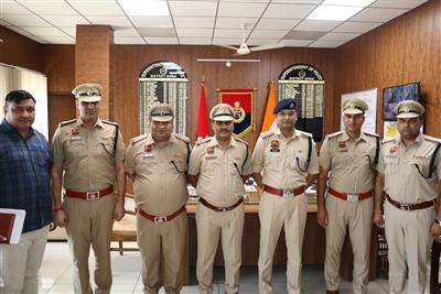 एसपी डॉ.मयंक गुप्ता ने जिला पुलिस के 8 हैड कांस्टेबलों को एएसआई बनने पर बधाई देते हुए,उन्हे उज्जवल भविष्य की शुभकामनाए दी  । 