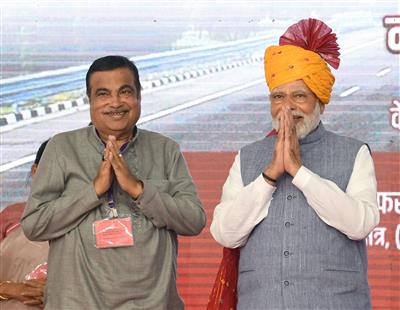 पीएम मोदी ने केंद्रीय मंत्री गडकरी को जन्मदिन की बधाई दी