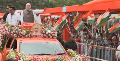 प्रधानमंत्री मोदी का गांधीनगर में भव्य रोड शो, हजारों की भीड़ उमड़ी