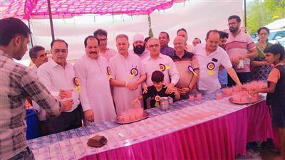 विश्व मेरा परिवार सेवा ट्रस्ट ने छबील लगाकर बुझाई राहगीरों की प्यास