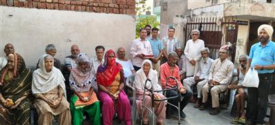 कुलपति की नियुक्ति पर वृद्धाश्रम में बांटी मिठाई व बिस्कुट