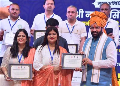 शालू मेहता को पंचकूला में आयोजित योग महोत्सव में सम्मानित किया