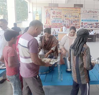 लंगर व मिठाई बांटकर मनाई संस्था वी फॉर यू की वर्षगांठ