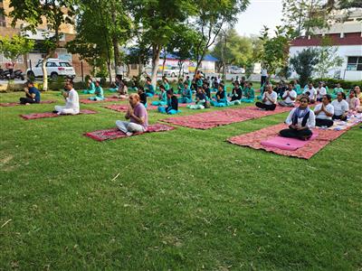 कॉमन योग प्रोटोकॉल प्रशिक्षण कार्यक्रम नागरिक हस्पताल में किया