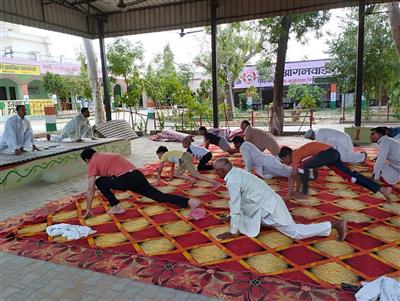 स्वस्थ रहने के लिए योग को अपनी दिनचर्या में करें शामिल: सुरेश शेरडिया