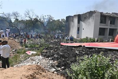 अहमदाबाद विमान हादसा : एयर इंडिया ने की पुष्टि, बताया 241 यात्रियों की गई जान