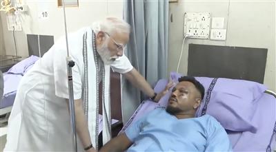 अहमदाबाद विमान हादसे में जीवित बचे एकमात्र यात्री से मिले पीएम मोदी, दुर्घटना स्थल का भी लिया जायजा