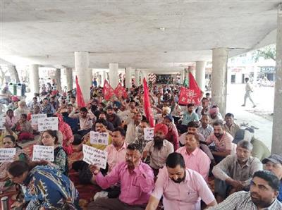 क्रैच कर्मचारियों की बर्खास्तगी के विरोध में यूटी कर्मचारियों का प्रदर्शन तेज, 9 जुलाई को घोषित की पूर्ण हड़ताल