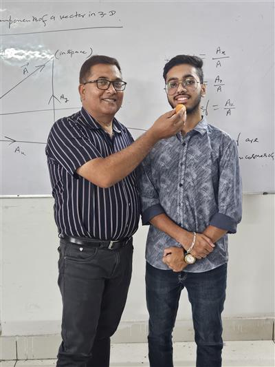 मनोज फिजिक्स क्लासेज के हेमांक बाघला बने सिटी टॉपर 