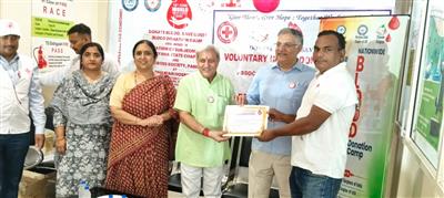 रक्तदान की अलख जगाने पर चंद्रपाल तंवर सम्मानित
