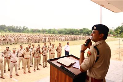 एसपी डॉ. मयंक गुप्ता ने 9 पुलिस जवानों को प्रशस्ति पत्र व नगद ईनाम देकर सम्मानित किया ।