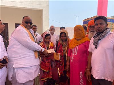 गांव धिंगतानिया में समाजसेवी मनीष सिंगला ने जरूरतमंद बेटियों की शादी में भरा भात
