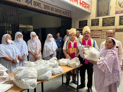 समाज सेवक संदीप परिहार एवं परिवार ने अपने पिता स्वर्गीय श्री महेंद्र परिहार जी की याद में  जरूरतमंदों को बांटा राशन।