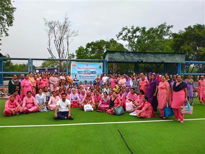 योग प्रोटोकॉल प्रशिक्षण कार्यक्रम शहीद भगत सिंह स्टेडियम  के हॉकी खेल ग्राउंड में किया