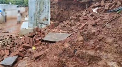 बारिश से घर की दीवार गिरी, पति-पत्नी और 2 मासूम बच्चों सहित 4 की मौत