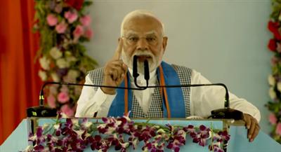 प्रधानमंत्री मोदी ने बिहार के मरहौड़ा संयंत्र में निर्मित पहली निर्यात लोकोमोटिव को हरी झंडी दिखाकर किया रवाना