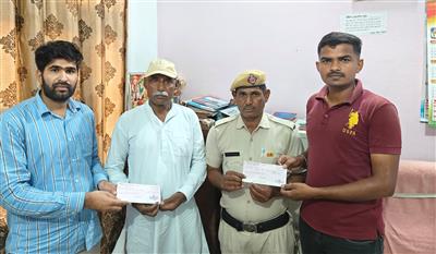 होमगार्ड को सेवानिवृति पर बांटे सहायता राशि के चैक
