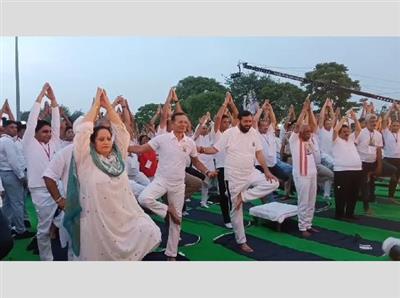 कुरुक्षेत्र में ऐतिहासिक योग दिवस समारोह, मुख्यमंत्री सैनी और राज्यपाल दत्तात्रेय रहे मौजूद; स्वामी रामदेव के साथ 1 लाख से ज्यादा लोगों ने किया सामूहिक योग, 20 लाख से ऊपर की रही प्रदेशभर में भागीदारी