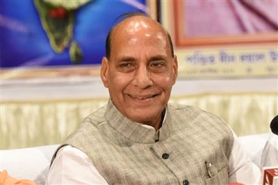 राजनाथ सिंह पहुंचे उधमपुर, अंतरराष्ट्रीय योग दिवस पर जवानों से करेंगे मुलाकात