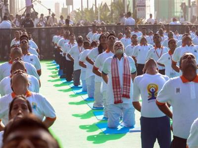 International Yoga Day: विशाखापट्टनम में PM मोदी ने किया योग
