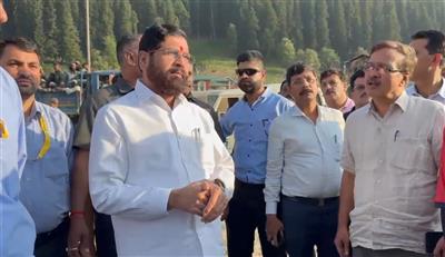 महाराष्ट्र के डिप्टी सीएम एकनाथ शिंदे ने कश्मीरियों से की मुलाकात, कहा- पटरी पर लौट रहा पर्यटन