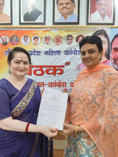 कांग्रेस महिला प्रदेशाध्यक्ष ने सौंपा कृष्णा फौगाट को महिला जिलाध्यक्ष का नियुक्ति पत्र