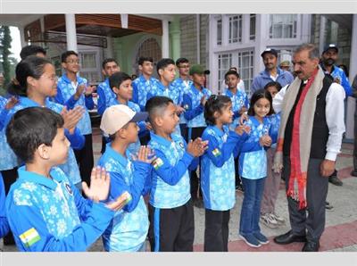 Himachal Ice Skating Championship : राष्ट्रीय आइस स्केटिंग चैंपियनशिप के लिए मुख्यमंत्री ने राज्य के दल को रवाना किया
