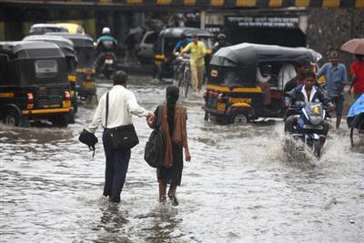 मुंबई से सूरत तक बारिश का कहर : सड़कों पर जलभराव, रायगढ़ में खतरे के निशान को पार हुई कुंडलिका नदी
