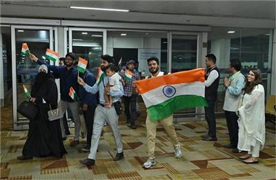 Operation Sindhu: ईरान से लौटे 282 भारतीयों ने तिरंगा फहराया, भारतीय दूतावास को किया धन्यवाद