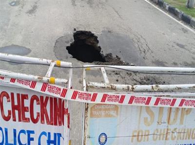 बारिश बनी आफत! एयरपोर्ट के पास सड़क पर आई बड़ी दरार