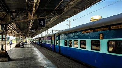 रेलवे ने आज से यात्री रेल सेवा के मूल किराये में वृद्धि की लागू 