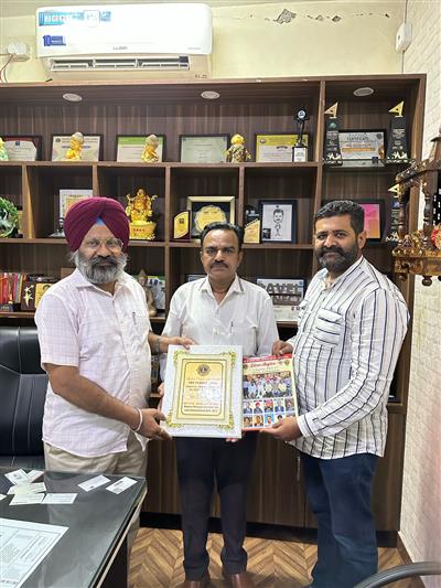 ਲਾਂਇਨਸ ਕਲੱਬ ਖਰੜ ਵੱਲੋਂ ਜੋਨ ਚੇਅਰਮੈਨ ਪਵਨ ਮਨੋਚਾ ਦਾ ਮੋਮੈਂਟੋ ਨਾਲ ਸਨਮਾਨਿਤ ਗਿਆ ਕੀਤਾ।