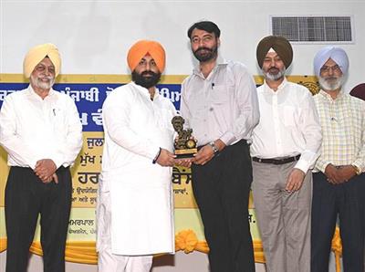 ਪ੍ਰਾਇਮਰੀ ਸਕੂਲਾਂ ਦੇ ਅਧਿਆਪਕਾਂ ਨੇ ਜ਼ਿਲ੍ਹੇ ਦਾ ਨਾਮ ਚਮਕਾਇਆ: ਸਿੱਖਿਆ ਮੰਤਰੀ ਵੱਲੋਂ ਸਨਮਾਨ