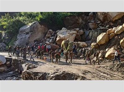 Himachal Cloudburst : आठ दिनों से शेष दुनिया से अलग-थलग पड़े बन्यूड़ में पहुंची Army, बांटी जरूरी वस्तुएं
