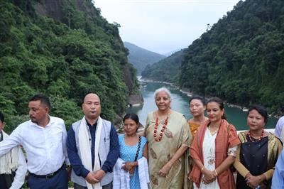 वित्त मंत्री निर्मला सीतारमण ने मेघालय में लिविंग रूट ब्रिज का दौरा किया, कहा- सस्टेनेबल फ्यूचर को मिल रहा बढ़ावा