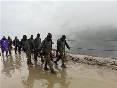 भूस्खलन के कारण अमरनाथ यात्रा मार्ग पर फंसे तीर्थयात्री, भारतीय सेना ने बचाया