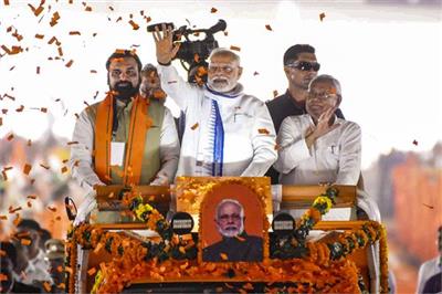 ਪੱਛਮੀ ਬੰਗਾਲ ਦੇ ਦੁਰਗਾਪੁਰ 'ਚ PM ਮੋਦੀ ਦੇ ਕਾਫਲੇ ਨੂੰ ਦੇਖਣ ਲਈ ਇਕੱਠੀ ਹੋਈ ਭਾਰੀ ਭੀੜ