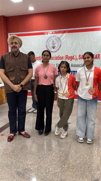 मोहाली के भाई बहन आदित्य और नव्यांशा बख्शी ने तीन स्वर्ण और एक कांस्य पदक जीते