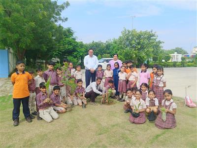 मां को समर्पित होकर विद्यार्थियों ने रोपित किए पौधे