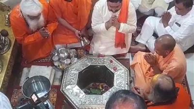 CM योगी ने किया कांवड़ यात्रा का हवाई निरीक्षण, दूधेश्वरनाथ मंदिर में की पूजा